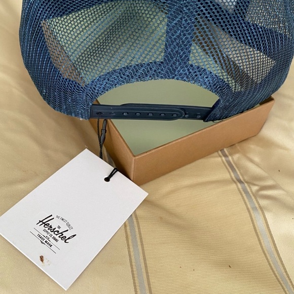 Brand New Herschel cap - Picture 4 of 4